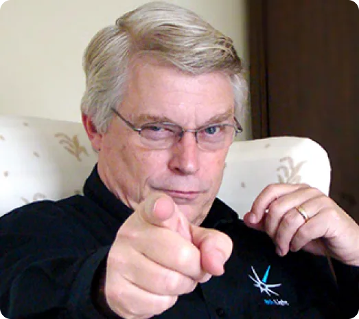 Robert C. Martin, o Uncle Bob, apontando para a câmera
